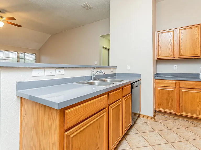 813 Edgehill Rd — Photo 8