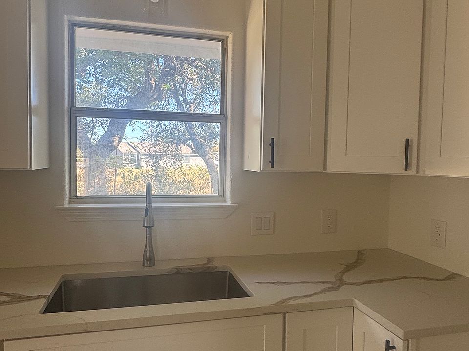 2nd image of 525 Live Oak Dr
