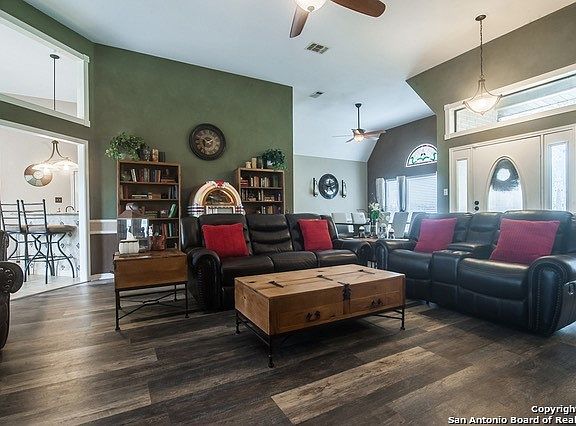 4th image of 704 River Oak Dr
