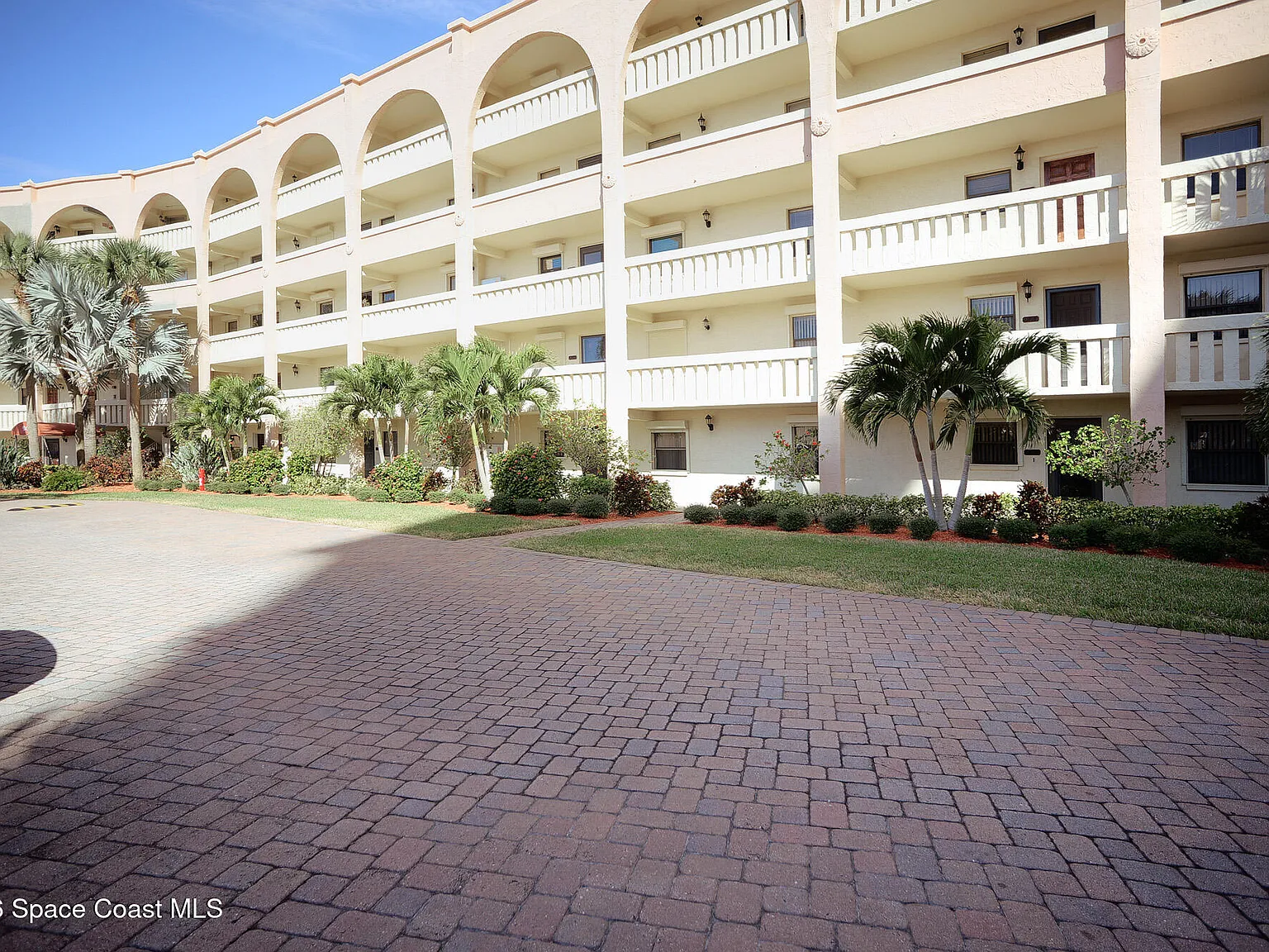 2 bed, 2.0 bath, 1317 sqft, $2,500 — Photo 2