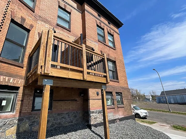 627 E 4th St — Photo 14