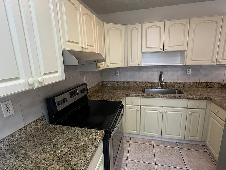 2550 NE 192nd St — Photo 7
