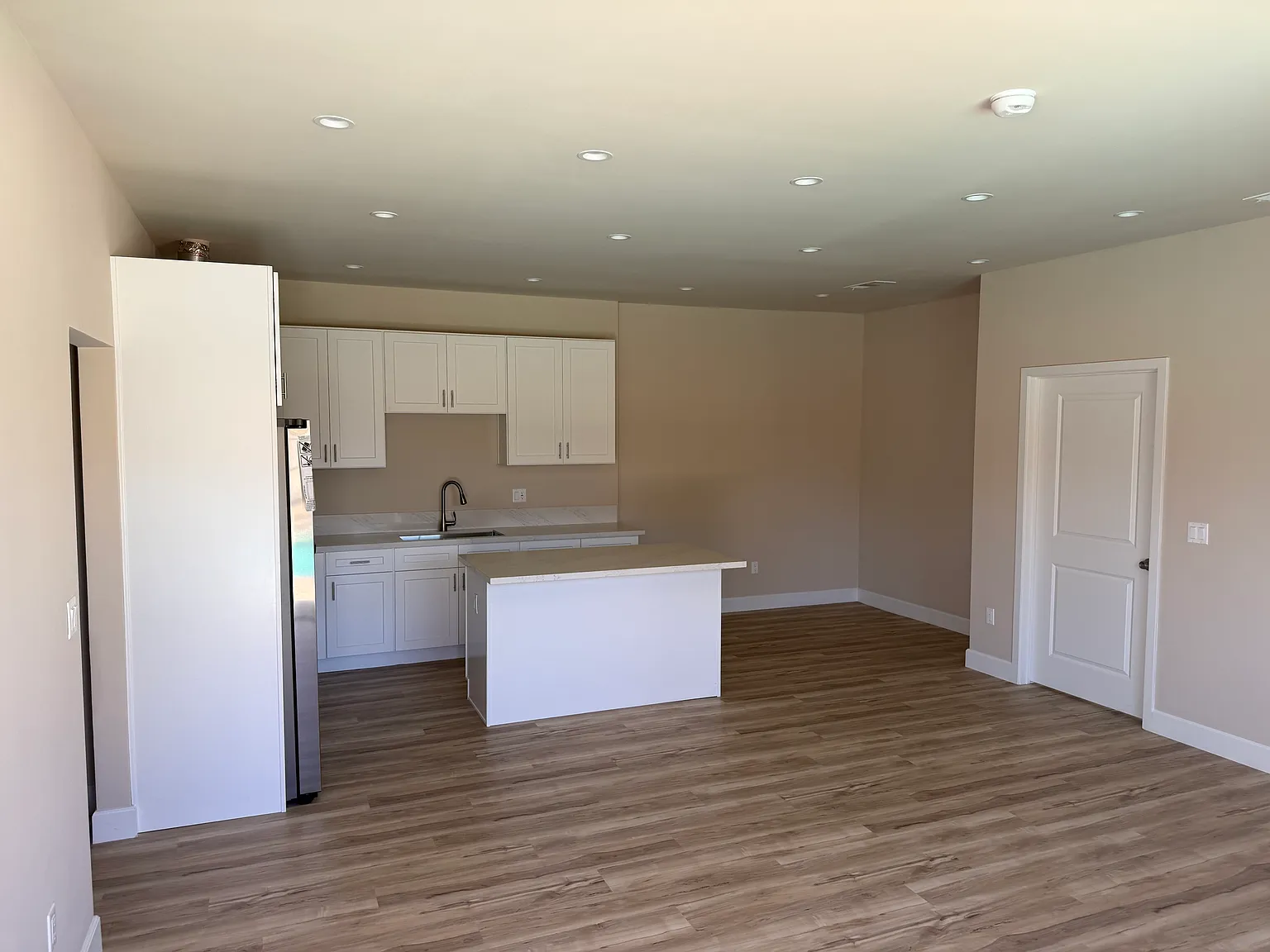 3 bed, 1200 sqft, $3,497 — Photo 3