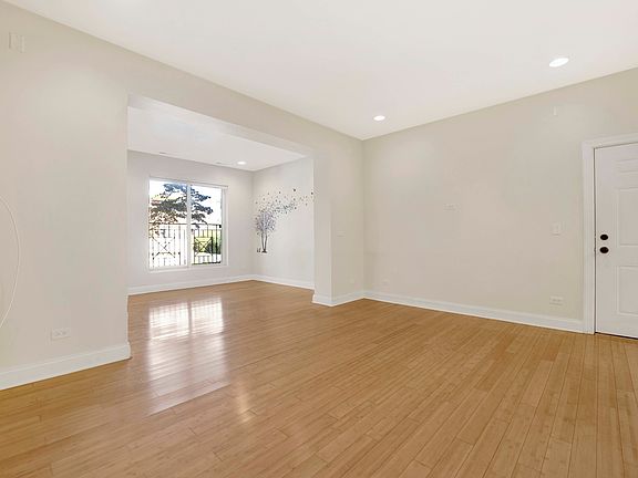 5th image of 2921 W Glenlake Ave APT 2W