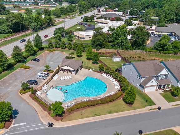 2nd image of 108 Roundtree Dr