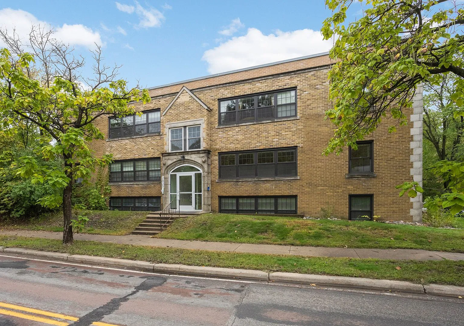 2825 Cedar — Photo 1