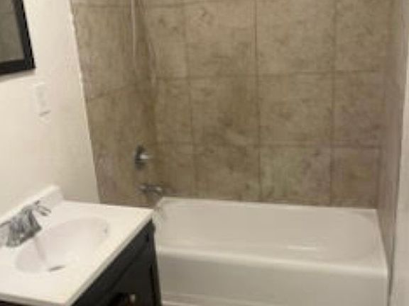 5th image of 1041 W Reeve St APT 4
