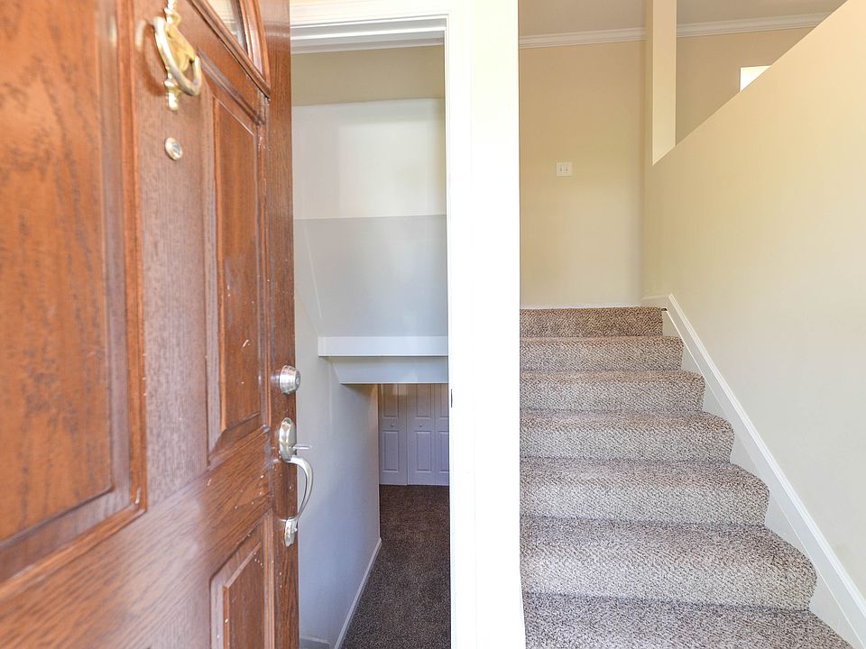 Split foyer, new carpet