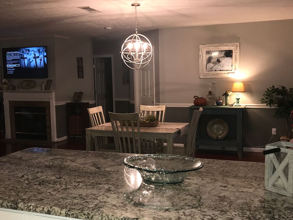 1st image of 609 Smythe St