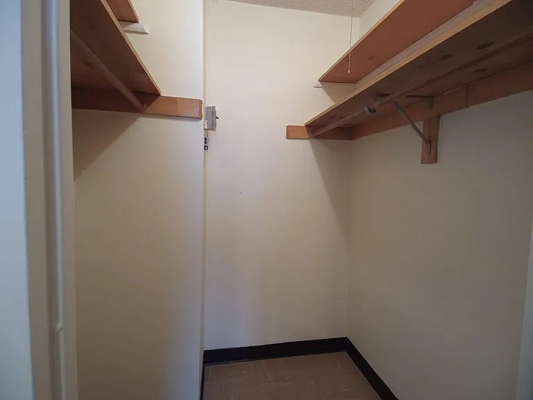 2233 N Summit Ave — Photo 46