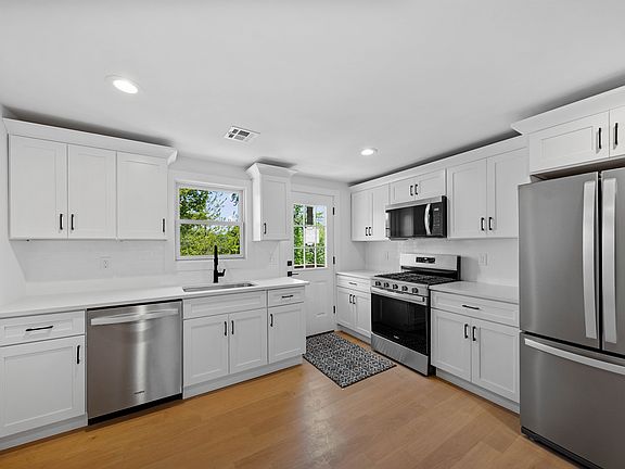 3rd image of 3 Meadow Rd APT 3