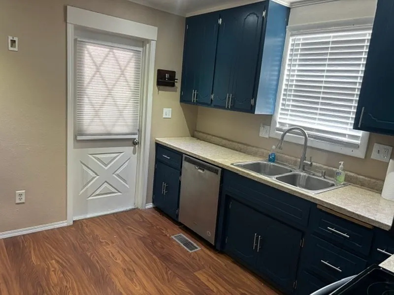 3 bed, 2.0 bath, 1304 sqft, $1,895 — Photo 3