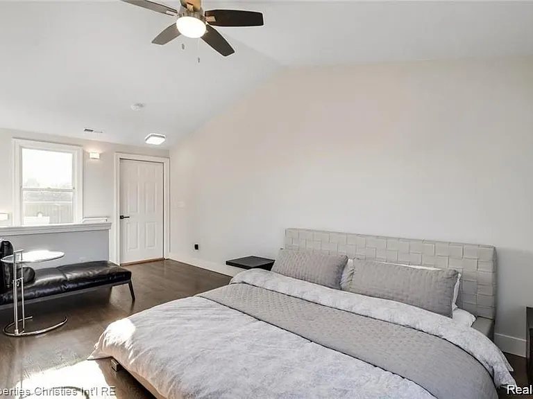 642 W Eleven Mile Rd — Photo 19