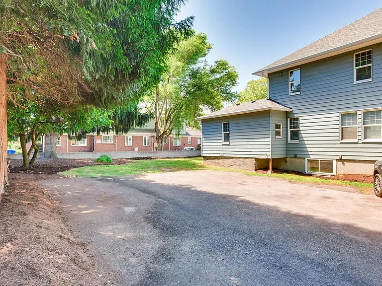 2100 NE Flanders St #2100 — Photo 8