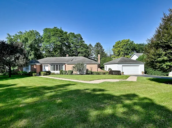 9 Dover Dr, Oak Brook, IL 60523