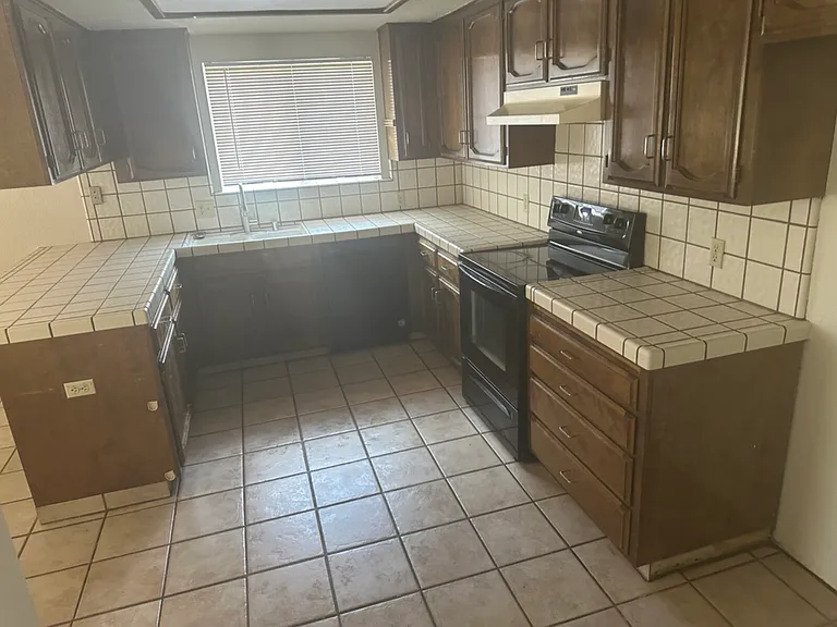 27 N Jasmine Ave — Photo 3