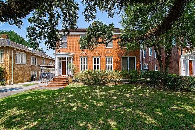 1st image of 32 Versailles Blvd