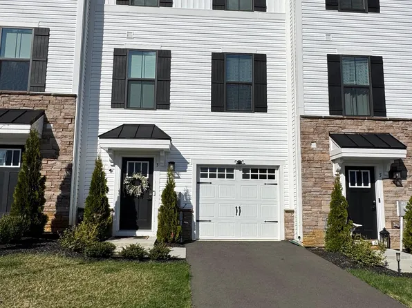 3 Cinnamon Ln, Mount Laurel, NJ 08054
