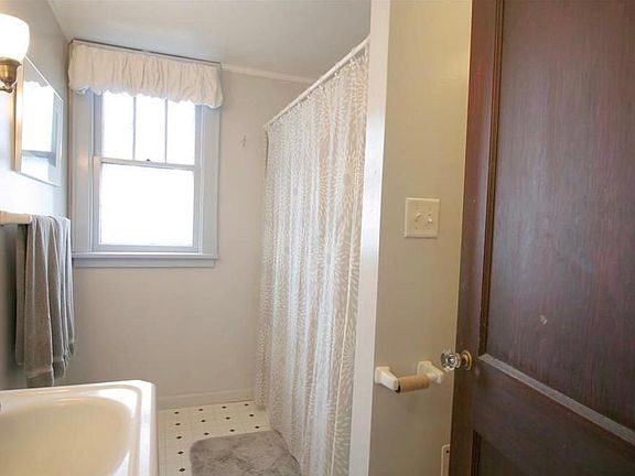 3rd image of 165 W Hazeltine Ave