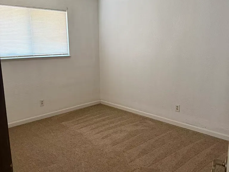 1832 Crestwood Cir — Photo 5