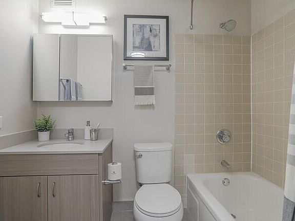 4th image of 1140 N Dearborn St #912