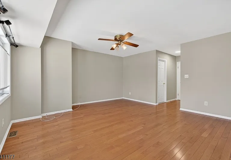 140 Kingston Ct — Photo 15