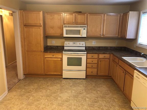 5th image of 28349 Carlton Way Dr