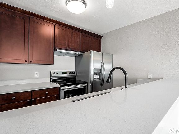NEWLY remodeled- quartz countertops, NEW appliances, NEW cabinets- you'll love cooking here! 