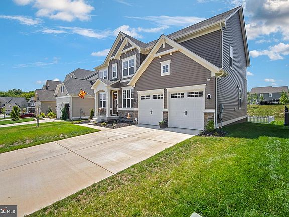 4th image of 444 Daylily Ln