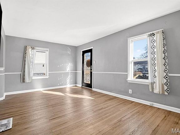 4th image of 1923 Clare Ct