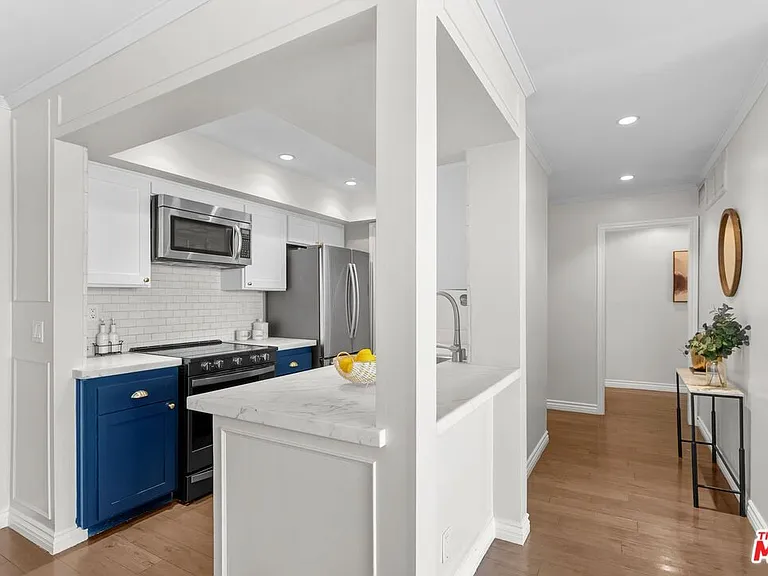 906 N Doheny Dr #311 — Photo 7