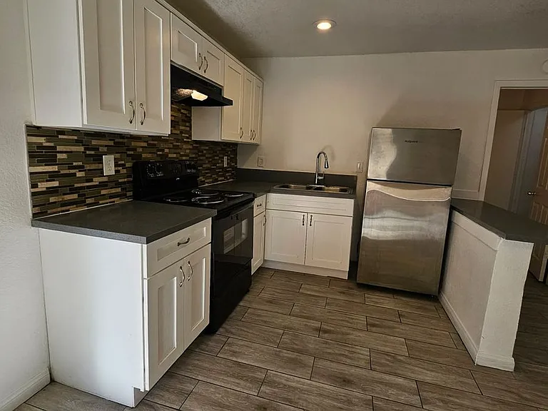 1509 E Harmon Ave — Photo 8