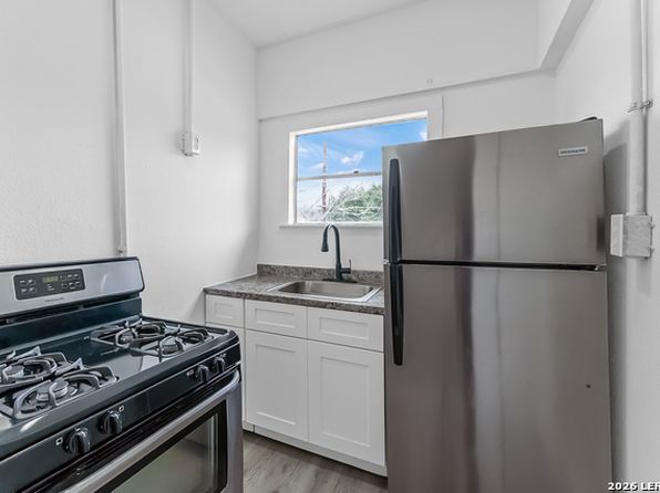 146 Fairview Ave #2-3