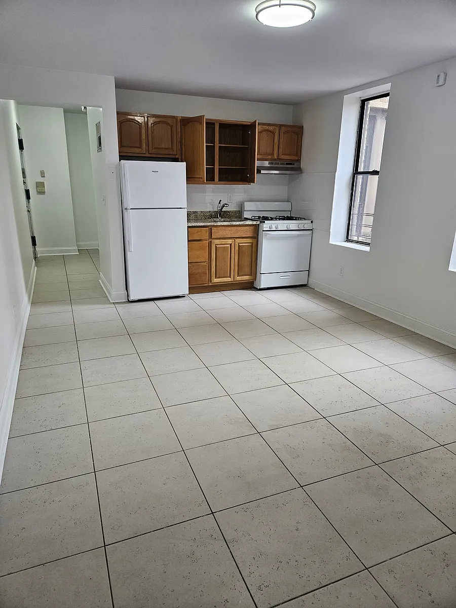 Building Photo - 2101 Creston Ave #5F