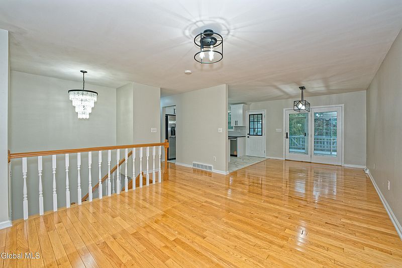 5th image of 28 Manor Boulevard
