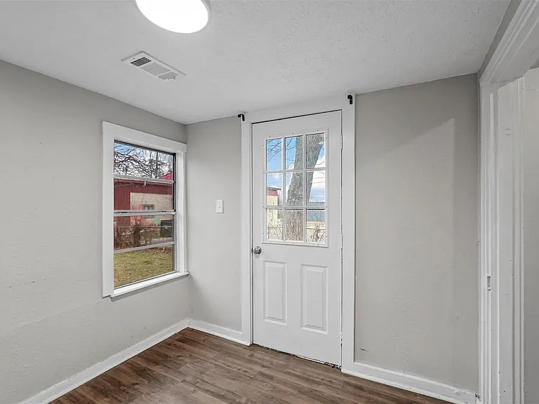 906 E Houston St — Photo 8
