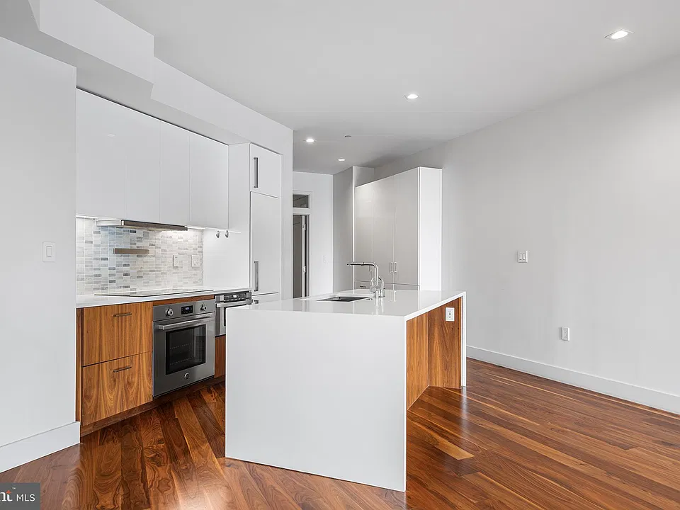 621-23 S 24th St #208