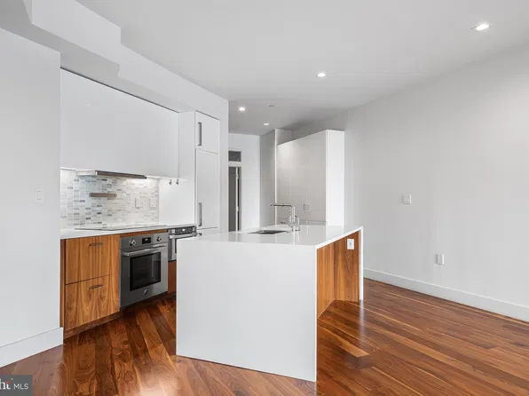 621-23 S 24th St #208, Philadelphia, PA 19146