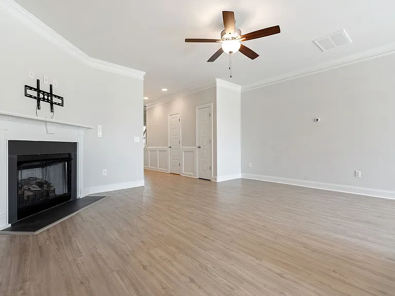1033 Bonanza Ln — Photo 2