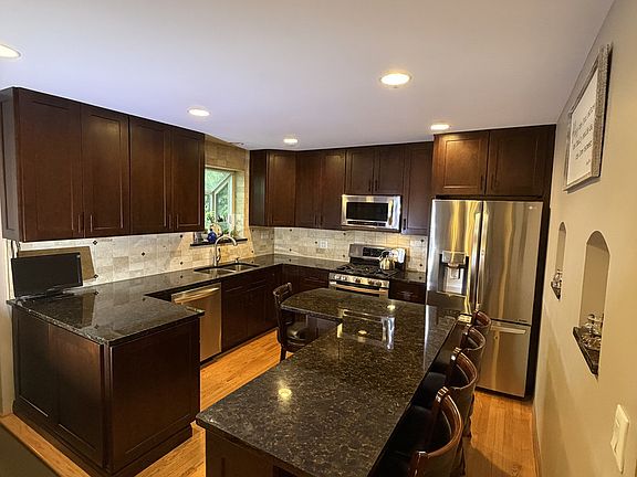 3rd image of 565 Maywood Ln