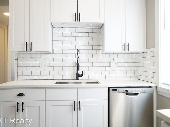 3rd image of 2544 N Avers Ave #8475204