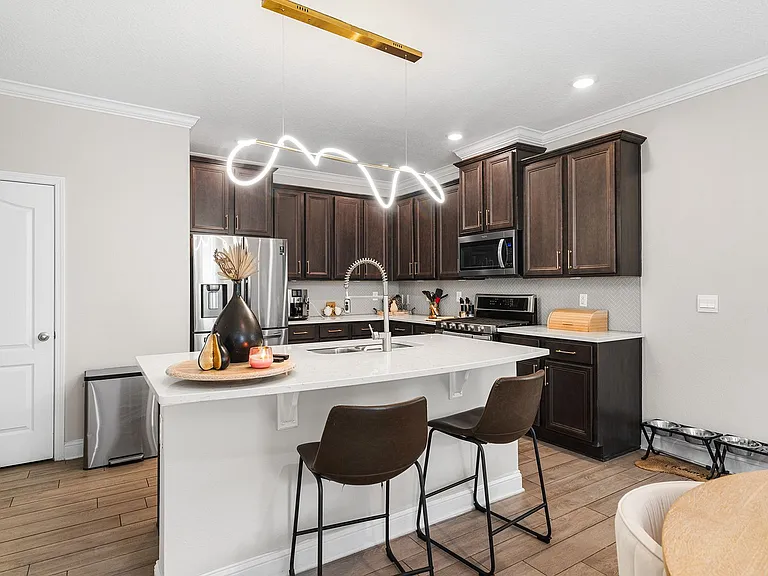 330 Greenway Ln — Photo 2