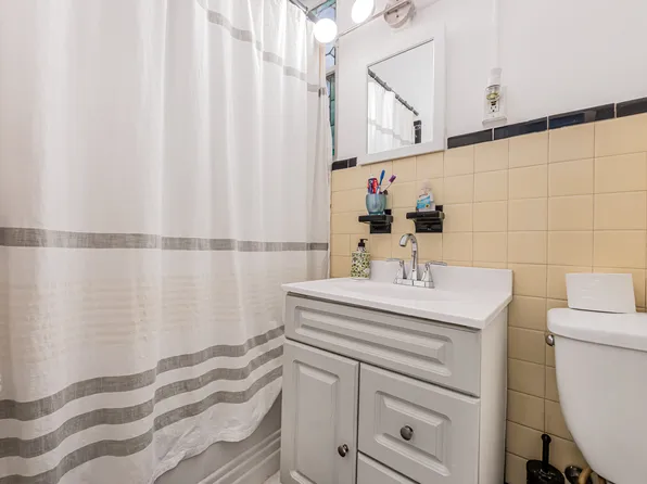 2884 Valentine Avenue image 15 of 26