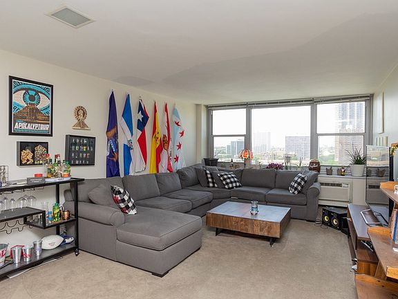 2nd image of 555 W Cornelia Ave APT 1307