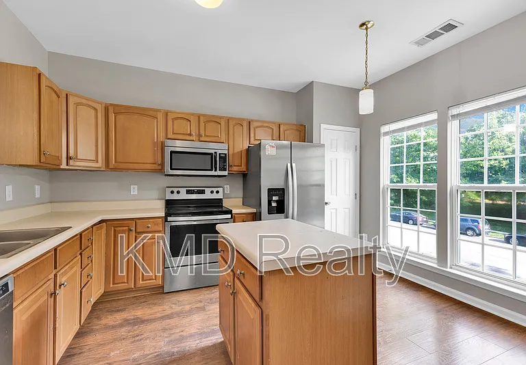 940 Tiger Ln — Photo 3