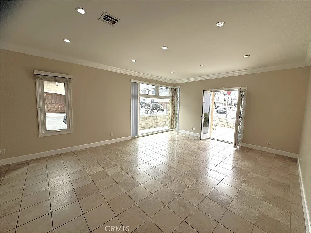 2 bed, 1000 sqft, $5,750 — Photo 2