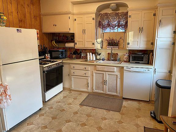 4th image of 1932 E 38th St