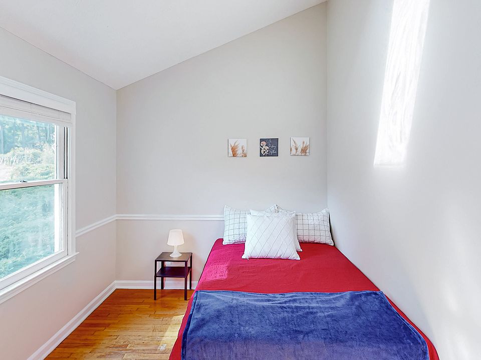 Disclaimer: This photo has been staged. Not all furnishings seen will be included. Please view the virtual tour.