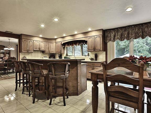 SPACIOUS KITCHEN