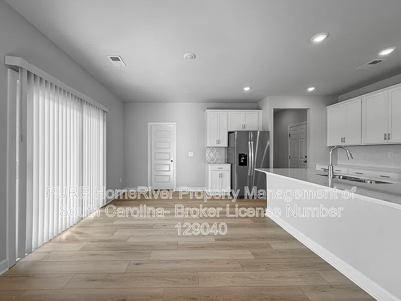 4 bed, 2.5 bath, 2345 sqft, $2,150 — Photo 3